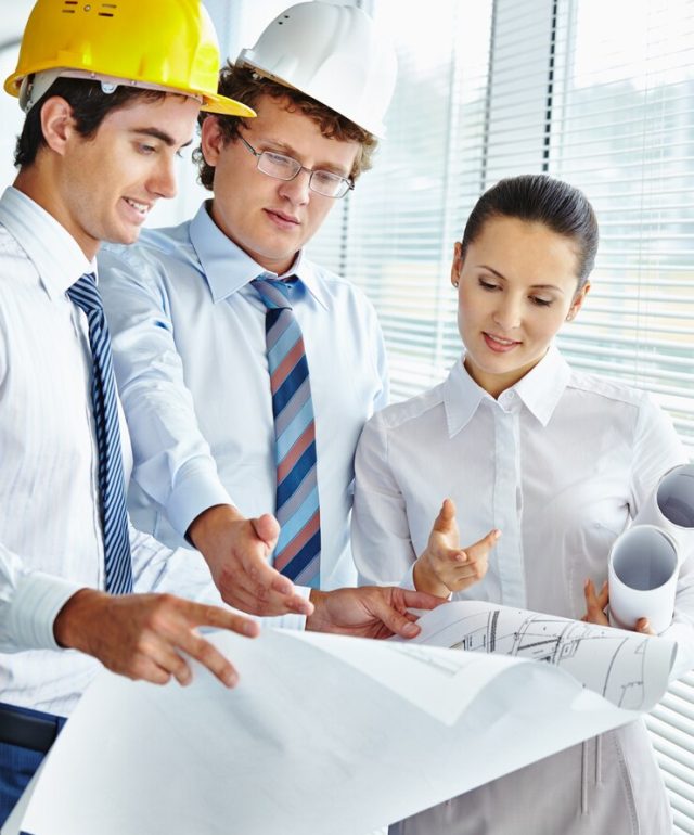 arquitecto-ensenando-su-trabajo_1098-575